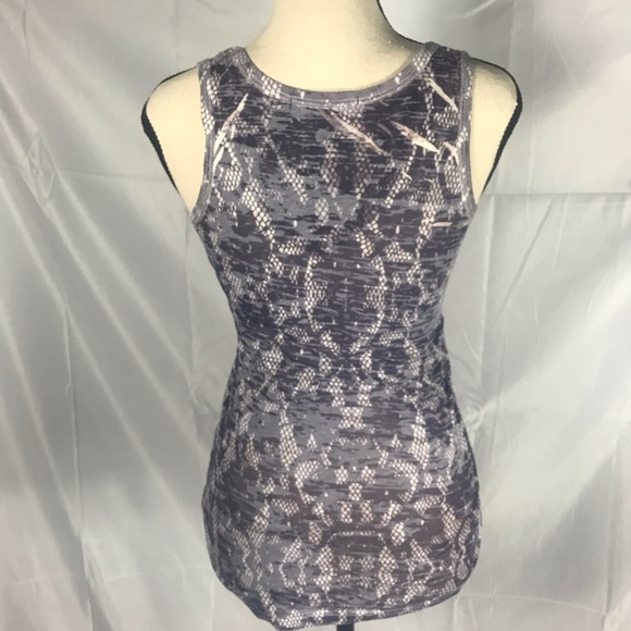 Modern and form fitting purplish/grey pattern tank - Picture 4 of 4